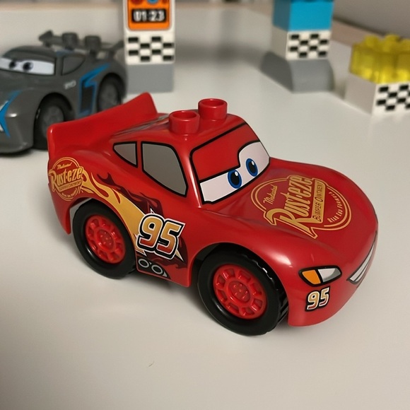 LEGO DUPLO DISNEY PIXAR CARS Piston Cup Race 10857 - Picture 6 of 14